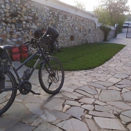 Smallhotel - Vevi Bagian luar foto