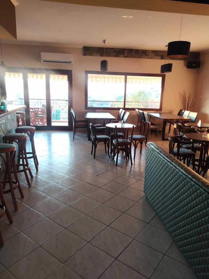 Smallhotel - Vevi Bagian luar foto