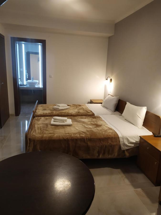 Smallhotel - Vevi Bagian luar foto