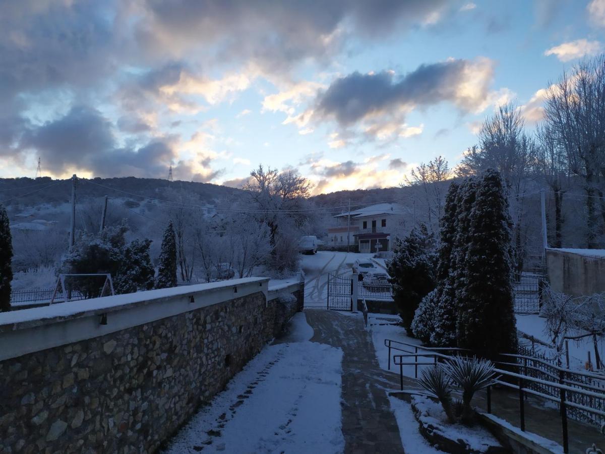 Smallhotel - Vevi Bagian luar foto