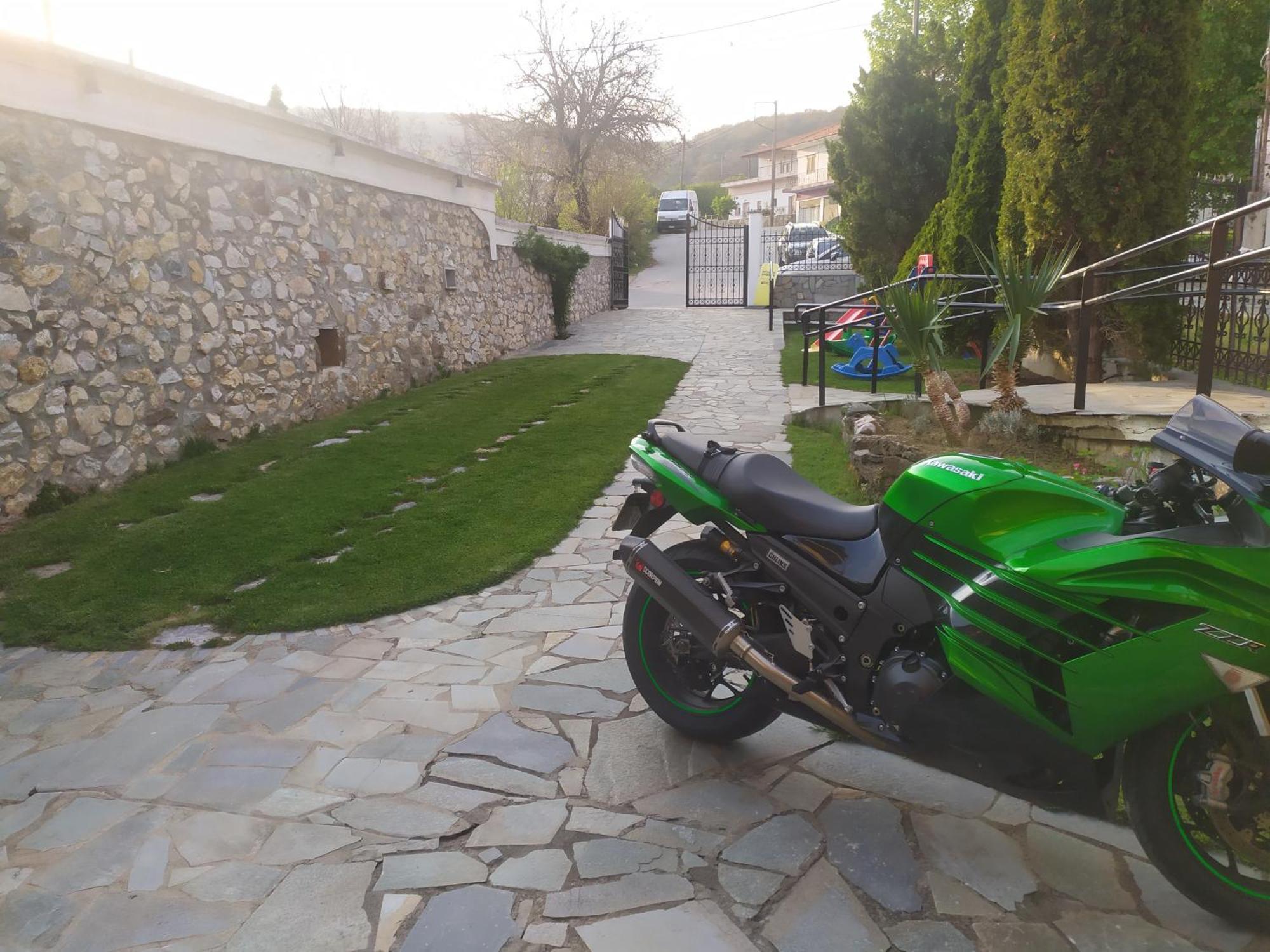 Smallhotel - Vevi Bagian luar foto