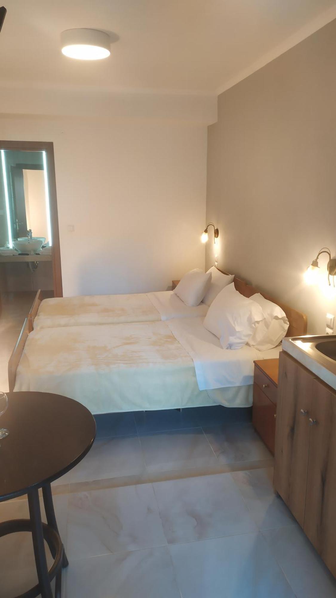 Smallhotel - Vevi Bagian luar foto