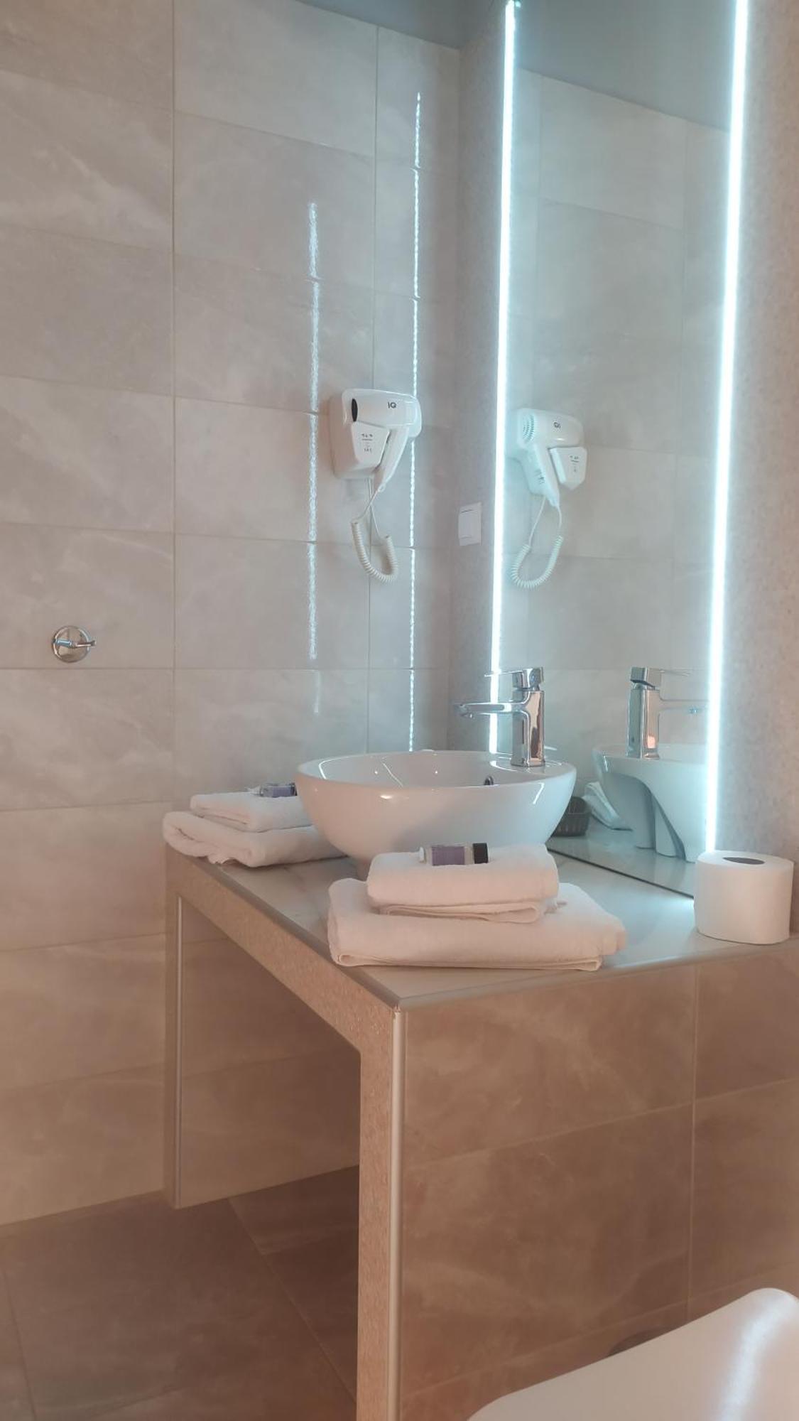 Smallhotel - Vevi Bagian luar foto
