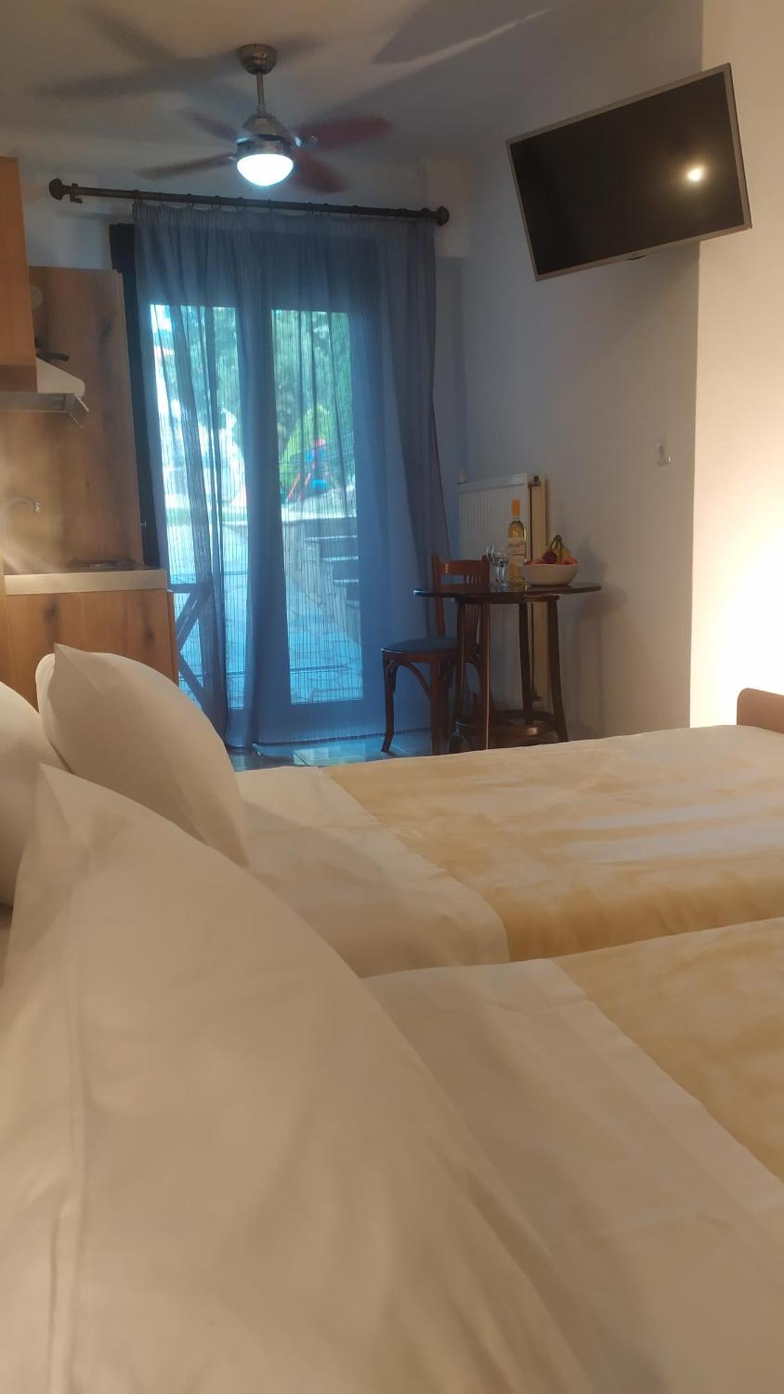 Smallhotel - Vevi Bagian luar foto