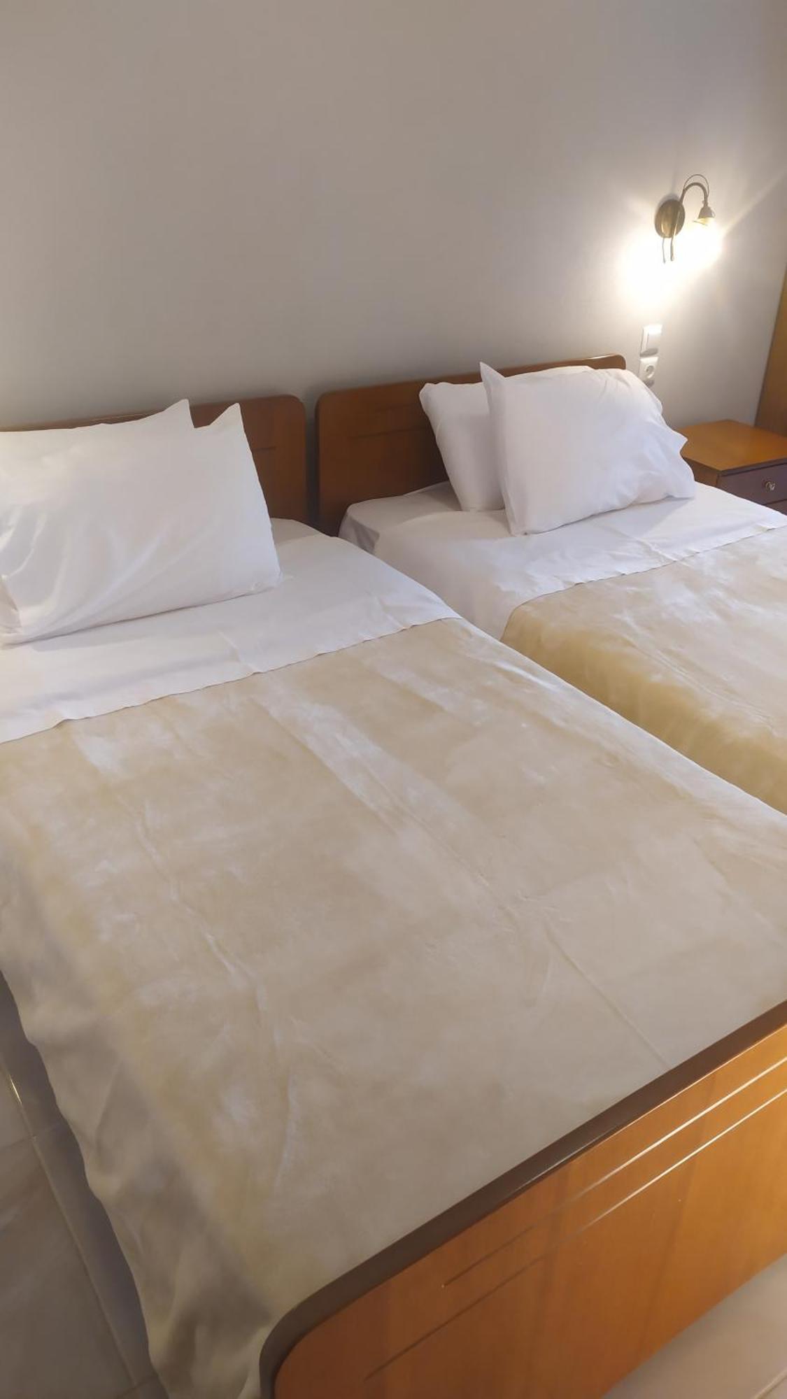 Smallhotel - Vevi Bagian luar foto