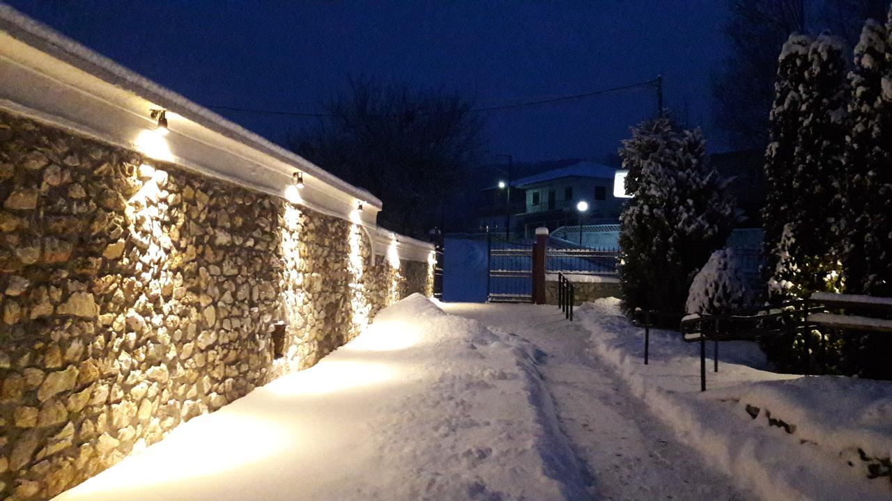 Smallhotel - Vevi Bagian luar foto